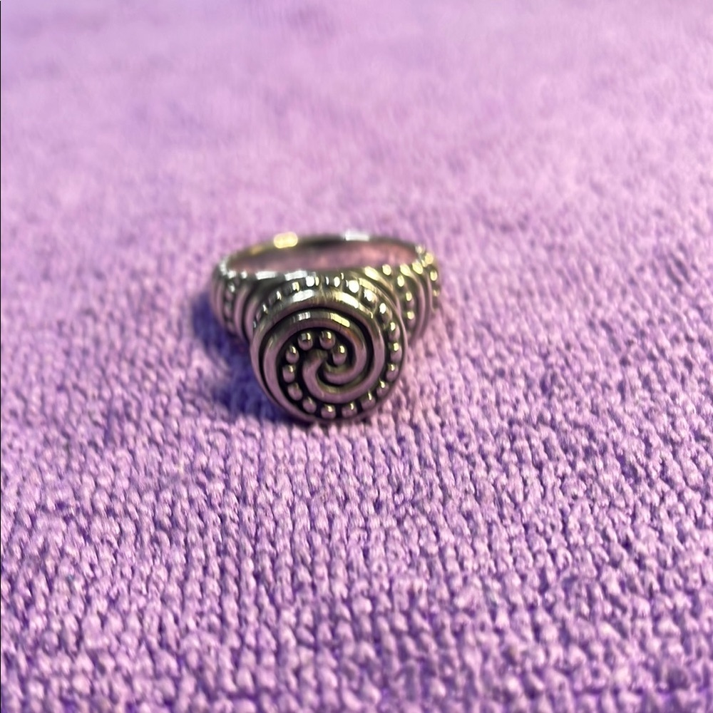 Elegant Silver Swirl Ring